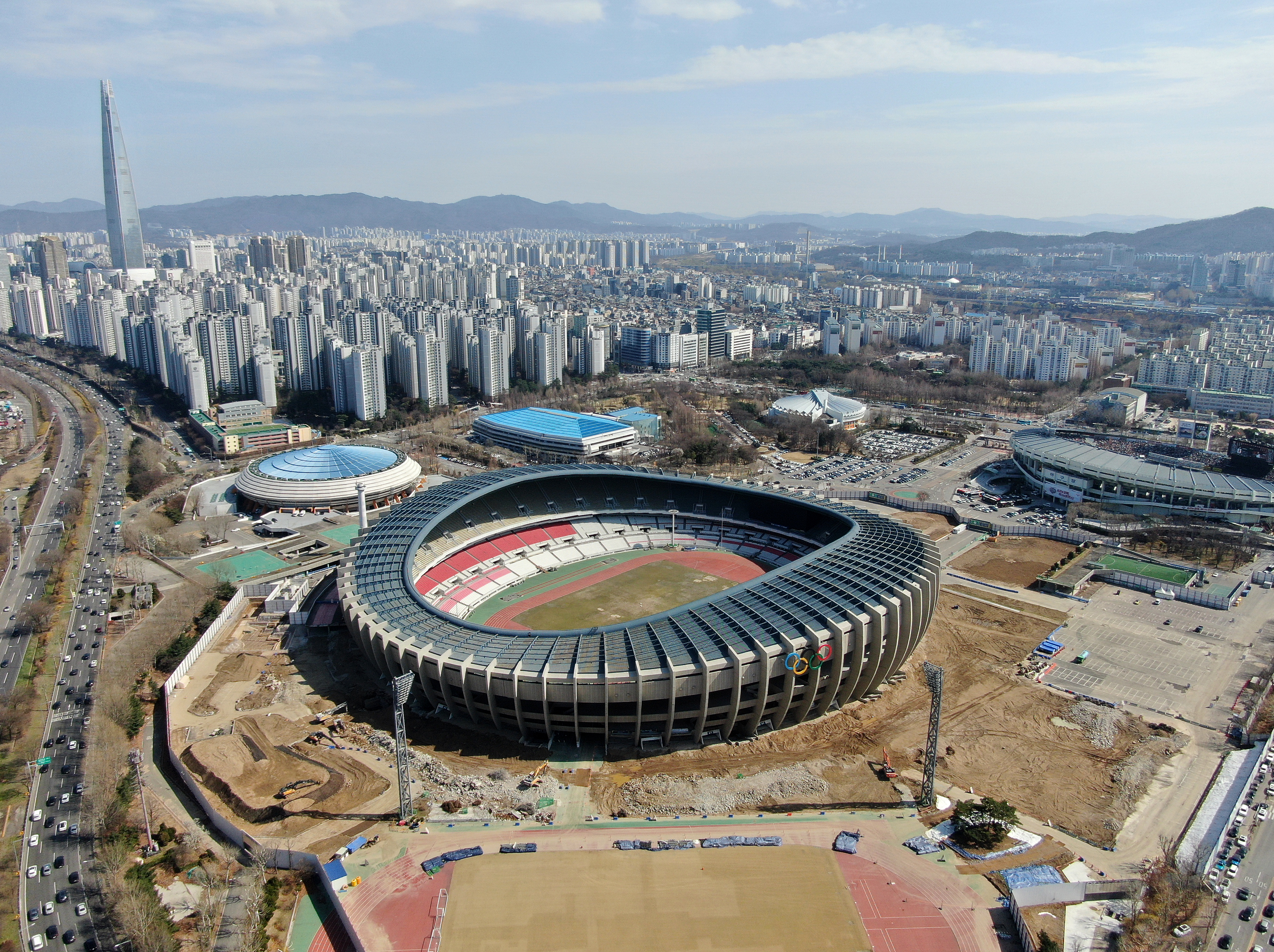 서울시는 송파구 잠실종합운동장의 기존 잠실 야구장 자리에 잠실 돔구장을 새로 짓는 공사가 진행되는 2027년 이후 5년 동안 주경기장을 대체 야구장으로 활용한다고 9일 밝혔다. 왼쪽 사진은 잠실 주경기장의 지난 3월 모습. 뉴스1