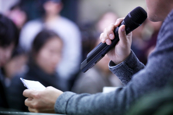 ‘양진호 사건’의 공익신고자 A씨가 서울 중구 한국탐사저널리즘센터 뉴스타파에서 열린 뉴스타파-셜록-프레시안 공동 주최 기자간담회에서 제보 내용과 관련한 취재진의 질문에 답하고 있다. 2018.11.13 연합뉴스