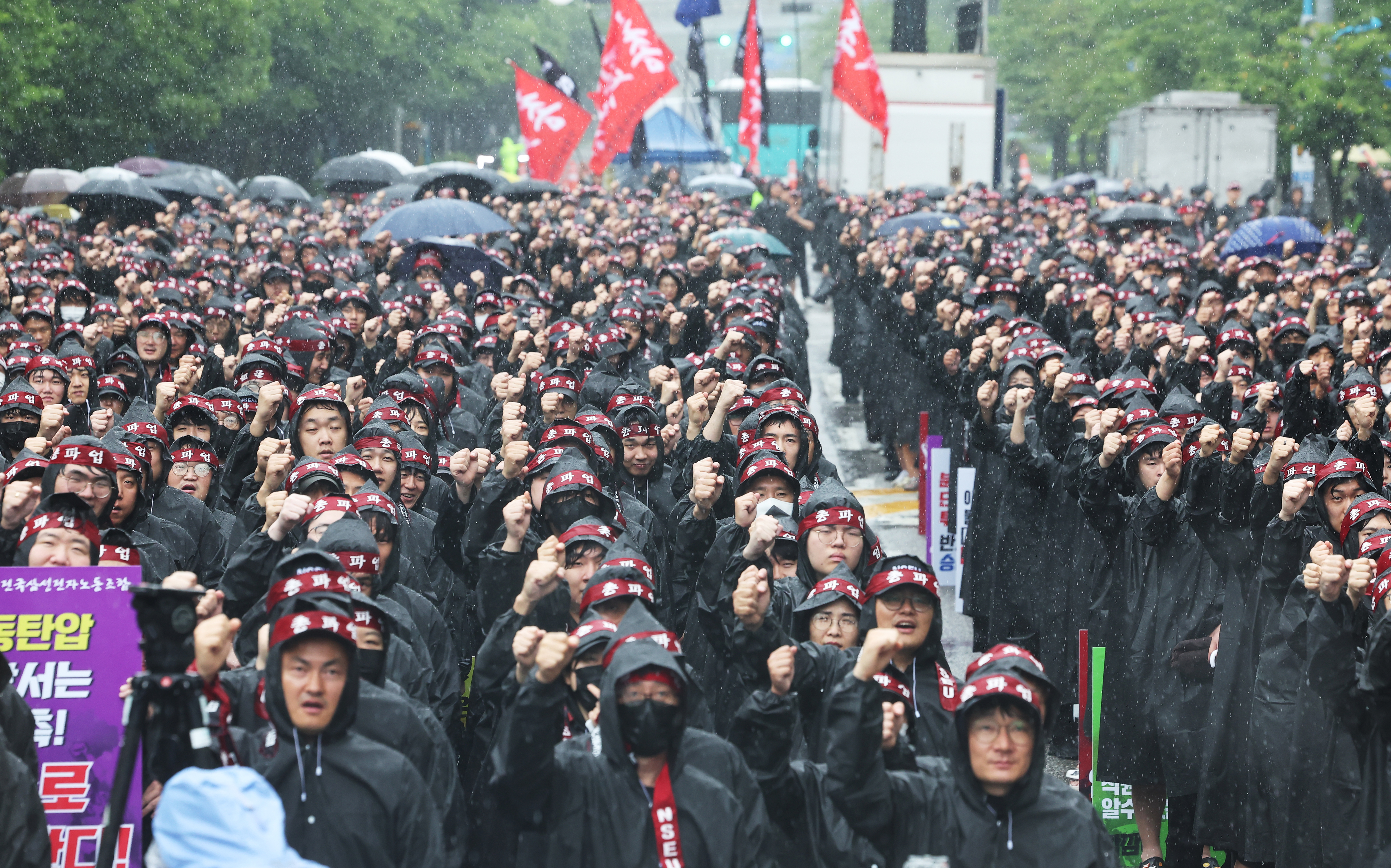 8일 오전 경기 화성시 삼성전자 화성사업장 앞에서 열린 전국삼성전자노동조합 총파업 결의대회에서 조합원들이 구호를 외치고 있다. 2024.7.8 연합뉴스