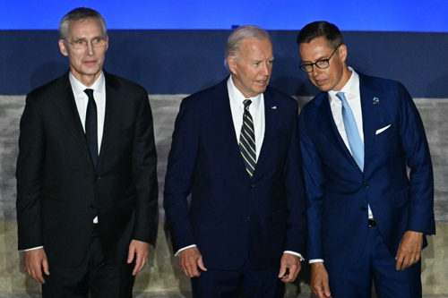 (워싱턴 AFP=연합뉴스) 9일(현지시간) 미국 워싱턴 DC 멜론 대강당에서 열린 북대서양조약기구(NATO·나토) 창설 75주년 행사에 참석한 조 바이든 미국 대통령(가운데)이 알렉산데르 스투브 핀란드 대통령(오른쪽)과 대화를 나누고 있다.