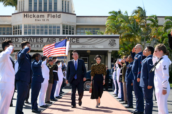 윤석열 대통령 부부, 나토 참석 위해 하와이에서 워싱턴DC로 출발