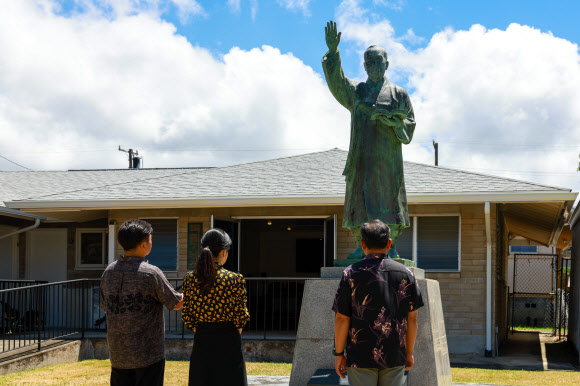 이승만 전 대통령 동상 살펴보는 김건희 여사