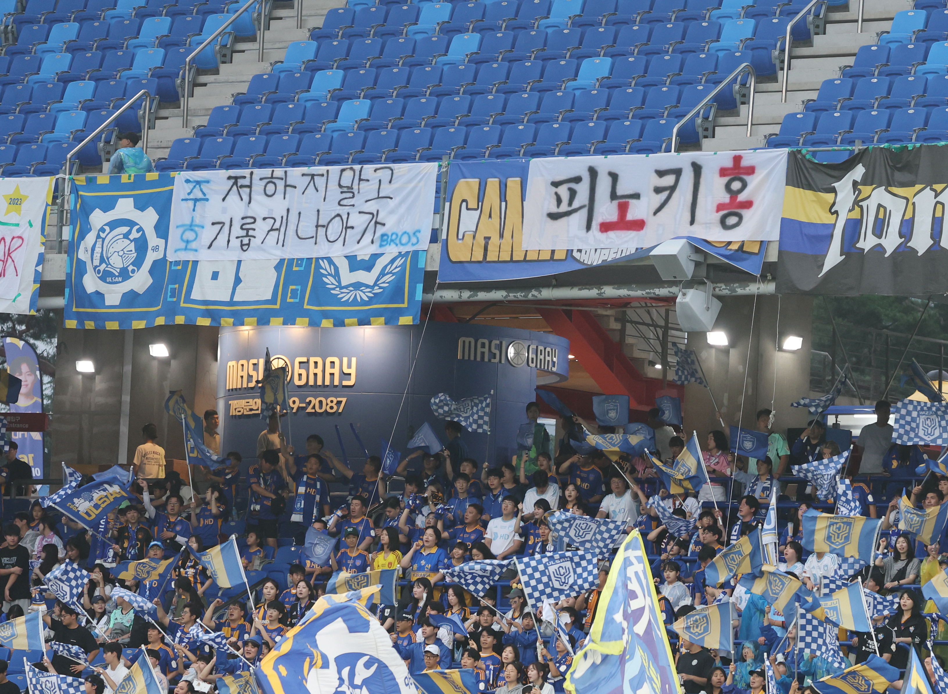 프로축구 K리그1 22라운드 경기가 열린 10일 울산문수경기장에 울산 HD 팬들이 홍명보 감독을 비판하는 걸개와 박주호 전 대한축구협회 전력강화위원을 응원하는 걸개가 걸려 있다. 박 전 위원은 최근 급작스럽게 축구대표팀 사령탑으로 자리를 옮기게 된 홍 감독과 축구협회를 비판한 바 있다.  울산 연합뉴스