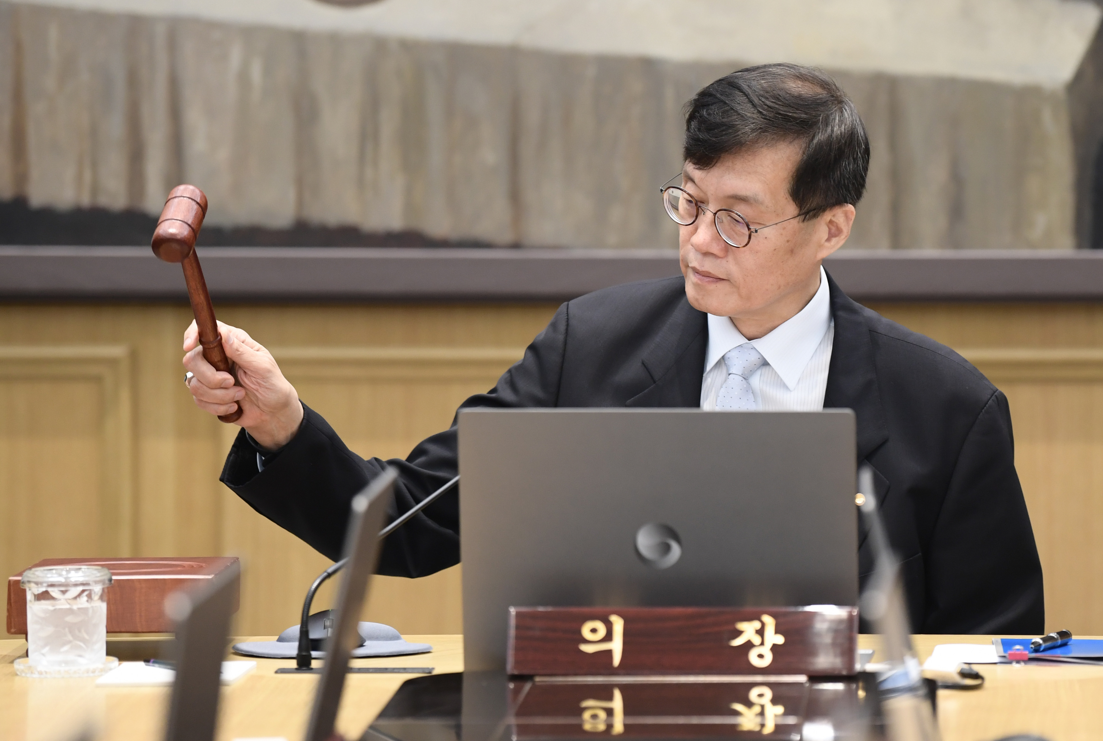 이창용 한국은행 총재가 11일 서울 중구 한국은행 본관에서 열린 금융통화위원회에서 의사봉을 두드리고 있다. 2024.7.11 연합뉴스