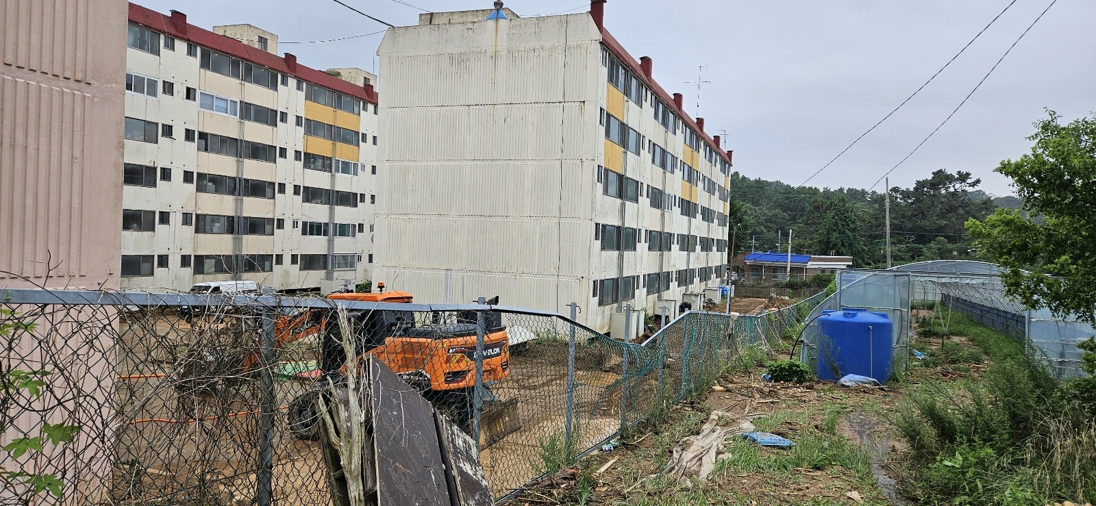 지난 10일 기록적인 폭우로 산사태가 나면서 전북 군산시 성산면 한 아파트가 내려온 토사로 뒤덮였다. 군산시는 포크레인 등으로 토사를 걷어내며 복구작업에 나섰다.