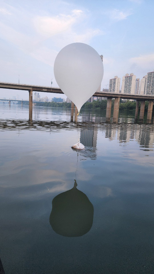 6월 8일 야간부터 9일까지 서울 시내에서 발견된 북한의 대남 오물풍선과 낙하물-잠실대교 인근. (합참 공보실 제공)