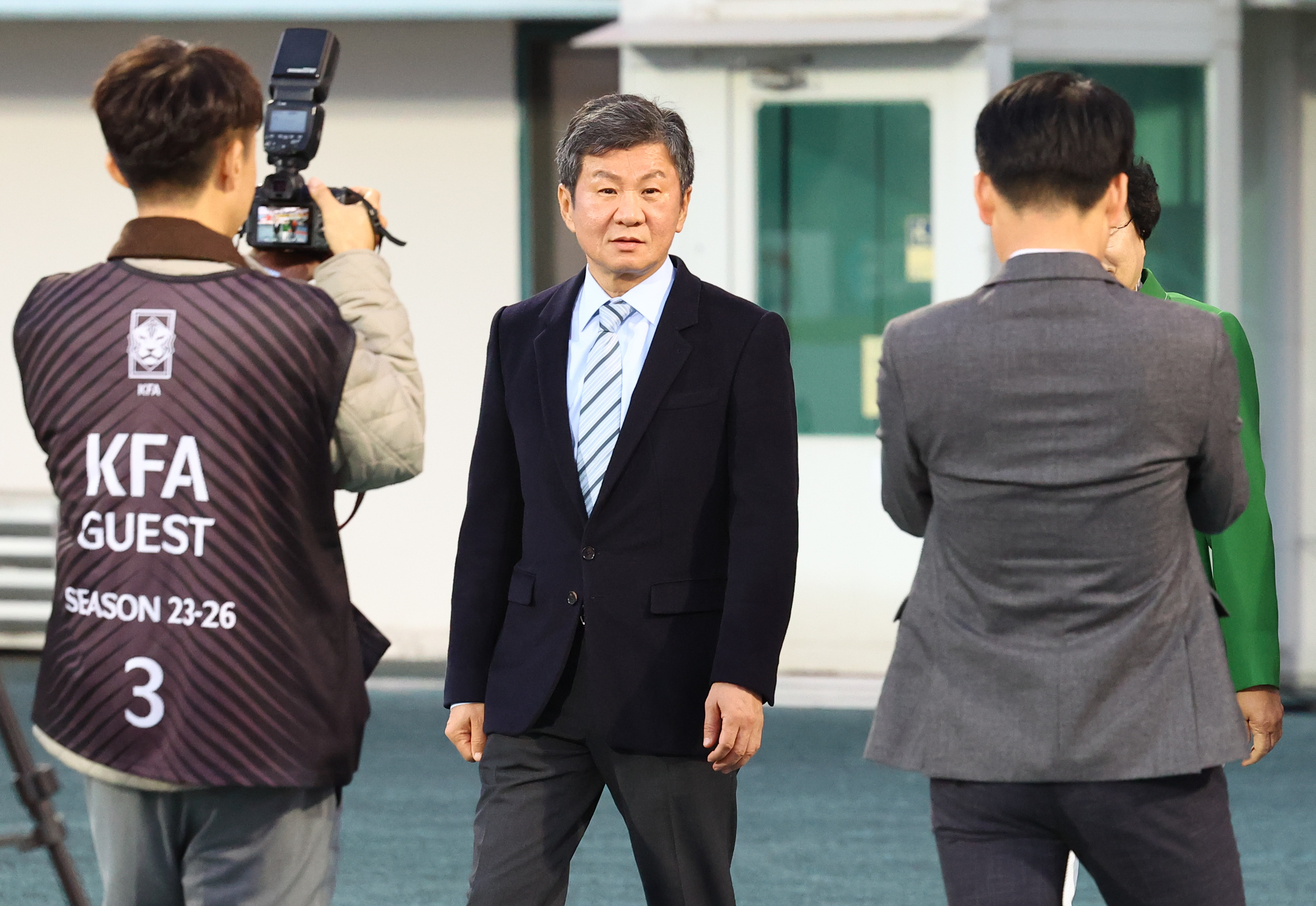 정몽규 대한축구협회장이 지난 4월 5일 이천종합운동장에서 열린 한국 여자축구 국가대표와 필리핀과의 친선경기를 기념하기 위해 운동장으로 들어서고 있다. 뉴시스