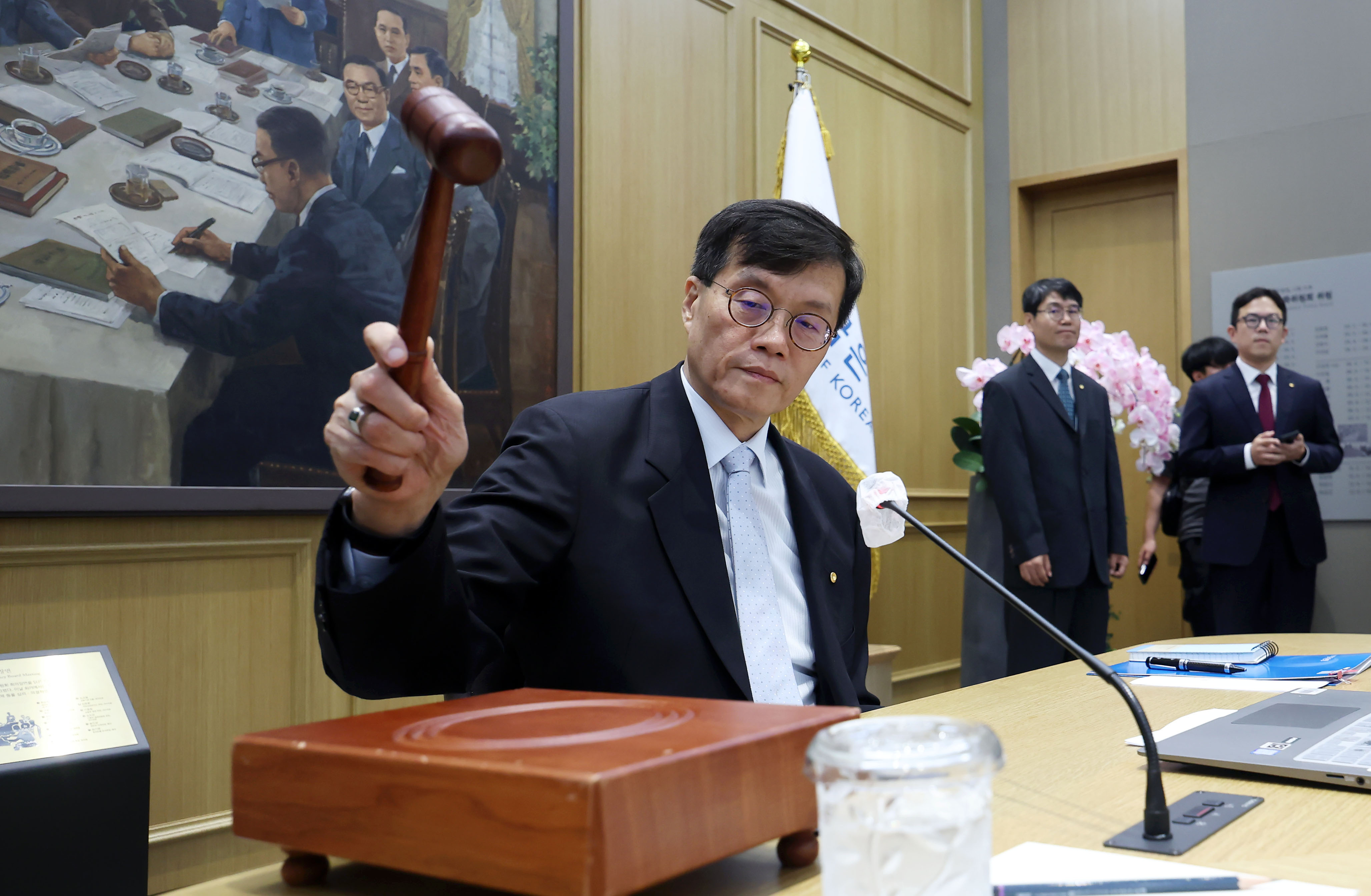 이창용 한국은행 총재가 11일 서울 중구 한국은행에서 열린 금융통화위원회 통화정책방향 결정 회의에서 의사봉을 두드리고 있다. 사진공동취재단