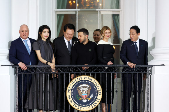 북대서양조약기구(NATO·나토) 75주년 정상회의 참석을 위해 미국을 방문한 윤석열 대통령과 볼로디미르 젤렌스키 우크라이나 대통령이 10일(현지시간) 워싱턴DC 백악관에서 열린 공식 환영 만찬 리셉션에 참석, 대화하고 있다. 2024.07.11. 연합뉴스