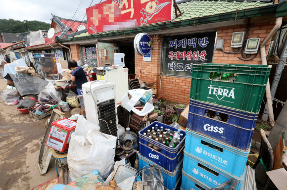 폭우가 지나간 이튿날인 11일, 수해 피해를 본 전북 완주군 운주면 중촌마을의 한 식당 앞에 집기가 가득 쌓여 있다. 2024.7.11  연합뉴스