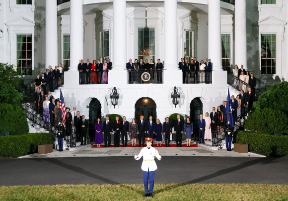 10일(현지시간) 워싱턴DC 백악관에서 열린 북대서양조약기구(NATO·나토) 75주년 공식 환영 만찬 리셉션에서 윤석열 대통령과 김건희 여사(가운데 2층 발코니)가 행사를 주최한 조 바이든 미국 대통령 부부(아래 줄 가운데)와 옌스 스톨텐베르그 북대서양조약기구(NATO·나토) 사무총장을 비롯해 나토 동맹국?파트너국 정상 내외와 함께 행사를 관람하고 있다. 2024.7.11. 연합뉴스