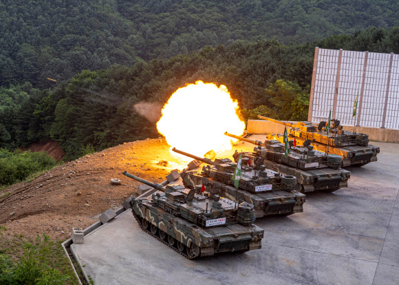 11일 강원 홍천군 매봉산 훈련장에서 열린 전차포 사격 훈련에서 육군 11기동사단 K-2 전차가 화염을 뿜으며 포탄을 발사하고 있다.  11기동사단은 장마에 폭염까지 더해진 날씨 속에서도 훈련을 이어가며 압도적인 화력 대응 태세를 확립해 공세 기질의 대비 태세를 확립할 방침이다. 2024.7.11  육군 11기동사단 제공