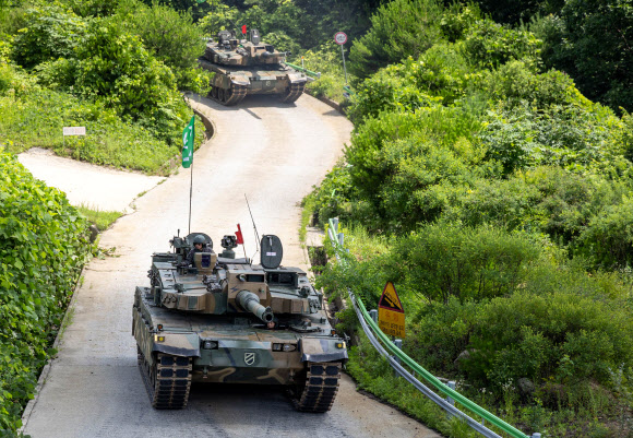 11일 강원 홍천군 매봉산 훈련장에서 열린 전차포 사격 훈련에서 육군 11기동사단 K-2 전차가 사격장을 향해 기동하고 있다. 11기동사단은 장마에 폭염까지 더해진 날씨 속에서도 훈련을 이어가며 압도적인 화력 대응 태세를 확립해 공세 기질의 대비 태세를 확립할 방침이다. 2024.7.11  육군 11기동사단 제공