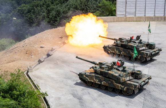 11일 강원 홍천군 매봉산 훈련장에서 열린 전차포 사격 훈련에서 육군 11기동사단 K-2 전차가 화염을 뿜으며 포탄을 발사하고 있다. 11기동사단은 장마에 폭염까지 더해진 날씨 속에서도 훈련을 이어가며 압도적인 화력 대응 태세를 확립해 공세 기질의 대비 태세를 확립할 방침이다. 2024.7.11  육군 11기동사단 제공