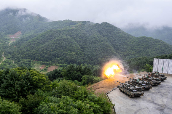 11일 강원 홍천군 매봉산 훈련장에서 열린 전차포 사격 훈련에서 육군 11기동사단 K-2 전차가 화염을 뿜으며 포탄을 발사하고 있다. 11기동사단은 장마에 폭염까지 더해진 날씨 속에서도 훈련을 이어가며 압도적인 화력 대응 태세를 확립해 공세 기질의 대비 태세를 확립할 방침이다. 2024.7.11  육군 11기동사단 제공