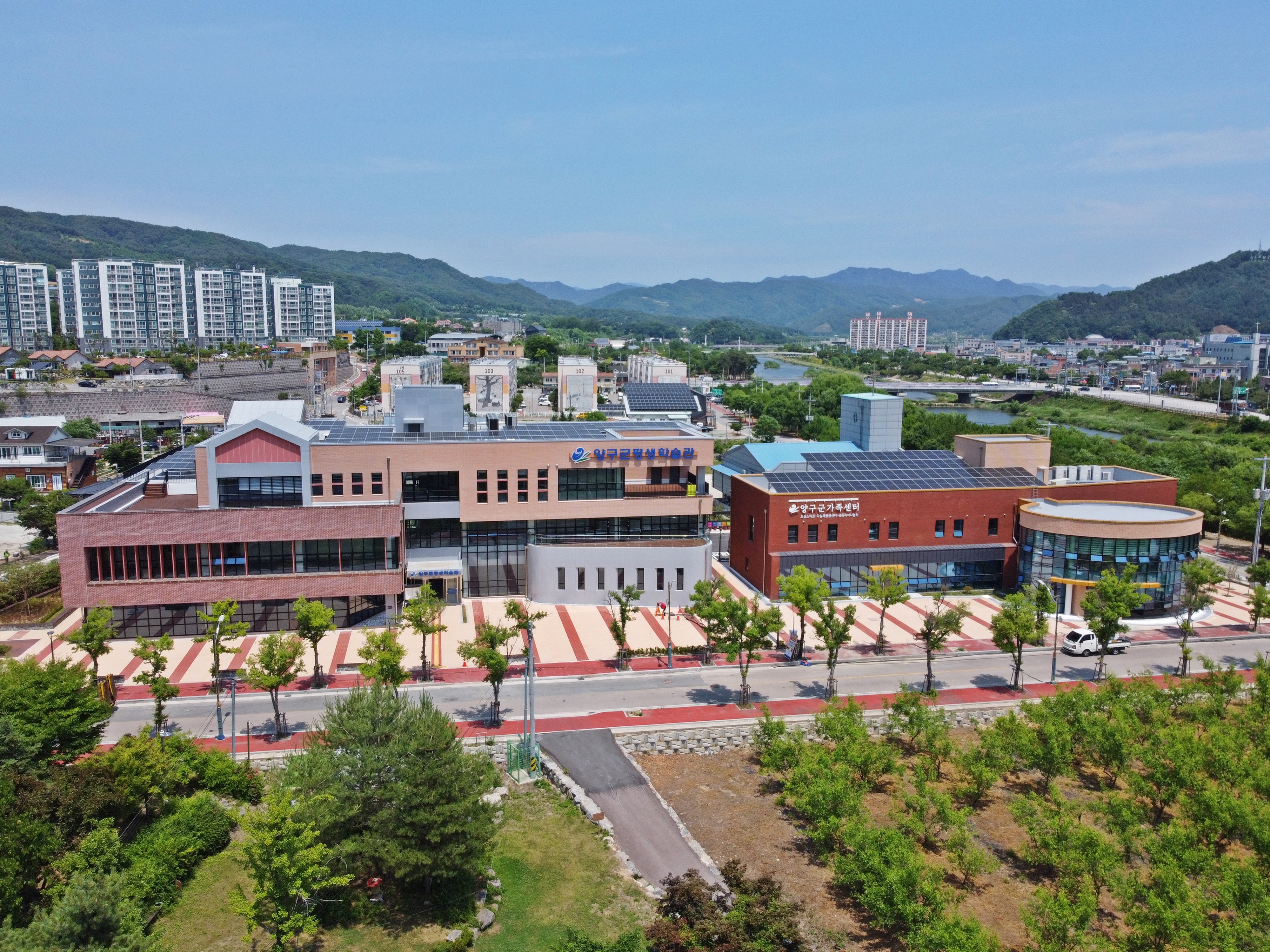 강원 양구 평생학습관(왼쪽)과 가족센터. 양구군 제공