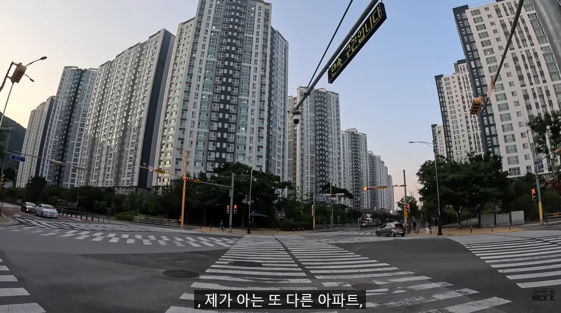 자전거로 전 세계를 여행하는 미국인 유튜버 ‘닉 케이’가 최근 한국 여행을 시작하면서 인기를 모으고 있다. 사진은 그가 촬영한 부산의 아파트 모습. 유튜브 채널 ‘Nick K’ 캡처