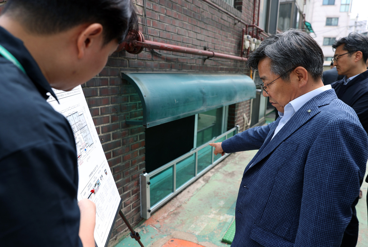 김헌동 서울주택도시공사 사장이 반지하 세대 재해예방시설을 점검하고 있다. 서울주택도시공사 제공