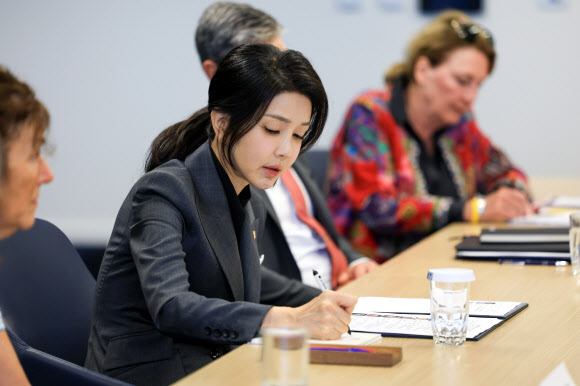 김건희 여사가 11일(현지시간) 미국 워싱턴DC 민주주의진흥재단(NED)에서 열린 북한인권간담회에서 북한 억류 피해자와 유족, 북한인권 개선 활동 중인 탈북민, 북한 전문가 등을 만나 북한의 인권문제와 개선 방향에 대해 의견을 나누며 메모하고 있다. 2024.7.12. 공동취재