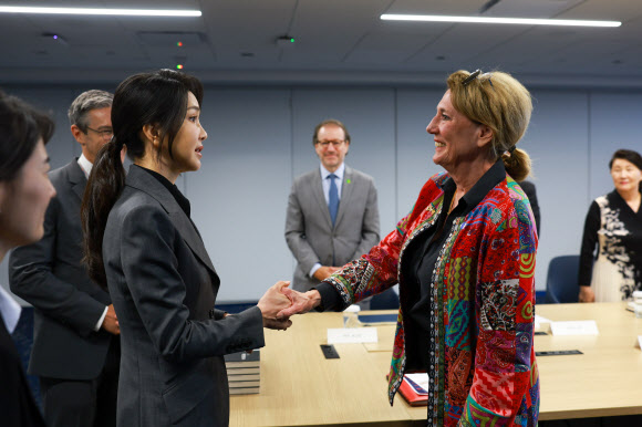 김건희 여사가 11일(현지시간) 미국 워싱턴DC 민주주의진흥재단(NED)에서 열린 북한인권간담회에서 수잔 숄티 미국 북한인권위원회 공동 부의장과 악수하고 있다.  2024.7.12. 공동취재