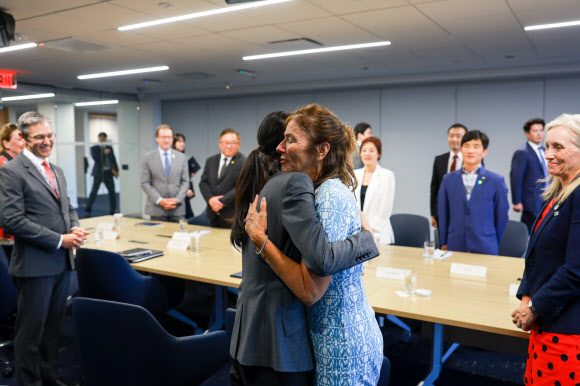 김건희 여사가 11일(현지시간) 미국 워싱턴DC 민주주의진흥재단(NED)에서 열린 북한인권간담회에서 북한에 억류됐다 혼수상태로 풀려난 뒤 사망한 미국 청년 오토 웜비어의 모친 신디 웜비어 씨와 포옹하고 있다.   2024.7.12. 공동취재