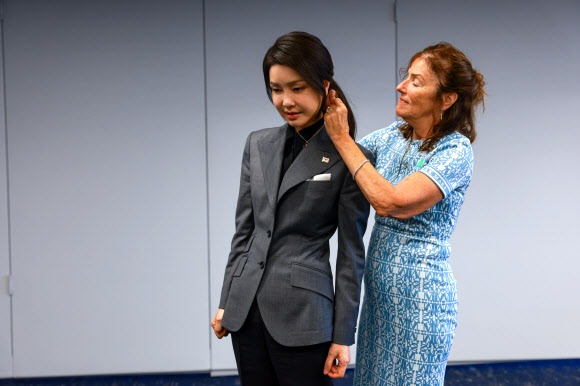 11일(현지시간) 미국 워싱턴DC 민주주의진흥재단(NED)에서 열린 북한인권간담회에서 북한에 억류됐다 혼수상태로 풀려난 뒤 사망한 미국 청년 오토 웜비어의 모친 신디 웜비어 씨가 김건희 여사에게 아들 이름이 새겨진 목걸이를 걸어주고 있다.   2024.7.12. 공동취재