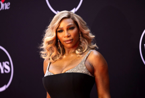 세레나 윌리엄스가 11일(현지시간) 미국 캘리포니아주 로스엔젤레스의 돌비 극장에서 열린 2024 ESPY 어워드에 참석해 포즈를 취하고 있다. 로이터 연합뉴스