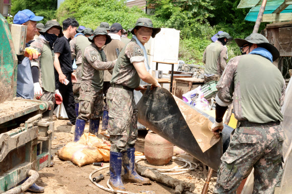 무더위에도 이어지는 수해복구 작업