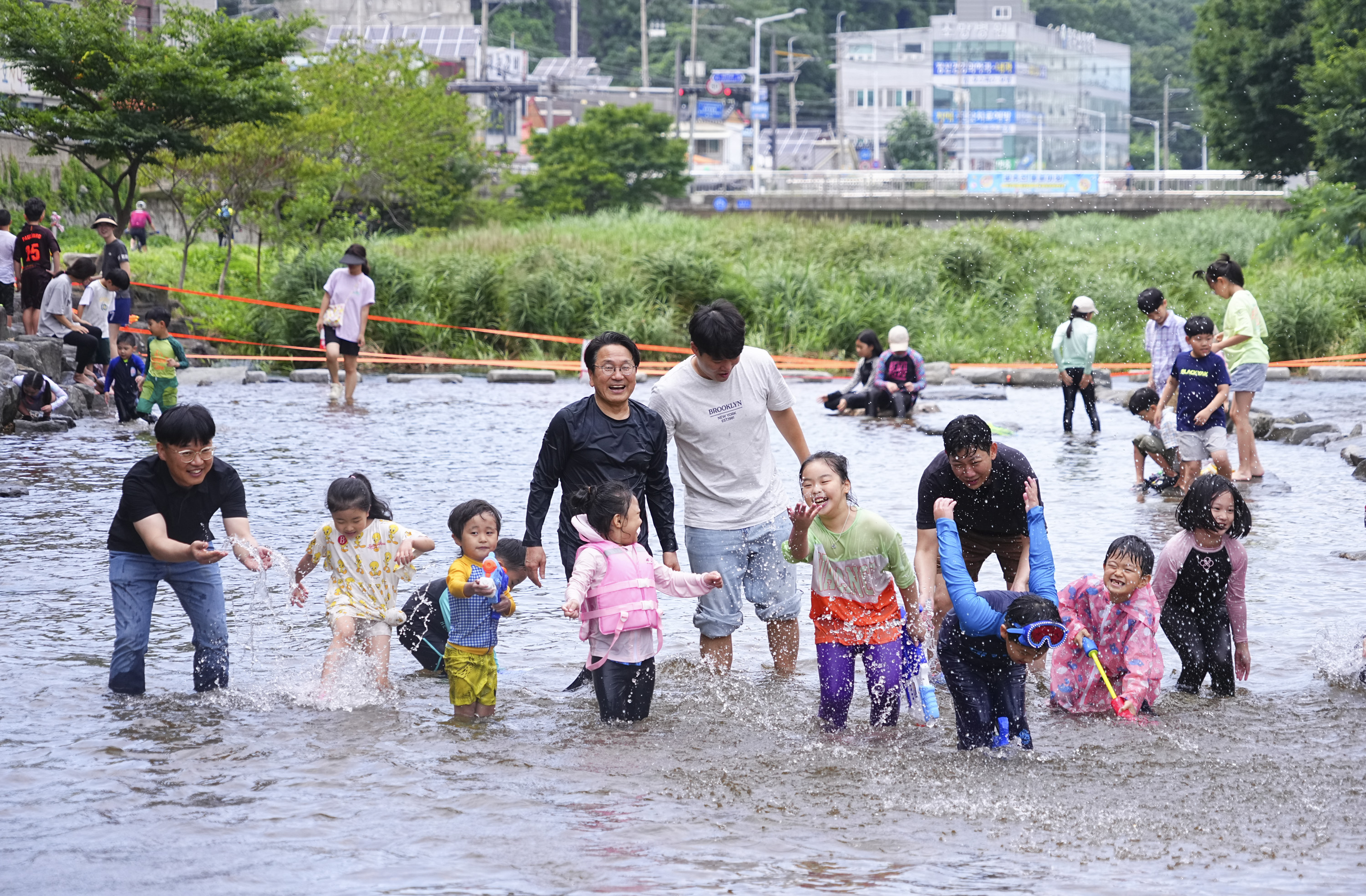 광주시 동구 용산동 동산타워 주변 광주천에 ‘자연친화형 물놀이장’이 개장했다. 오는 8월 31일까지 운영하며 시민 누구나 무료로 이용할 수 있다. 광주광역시 제공