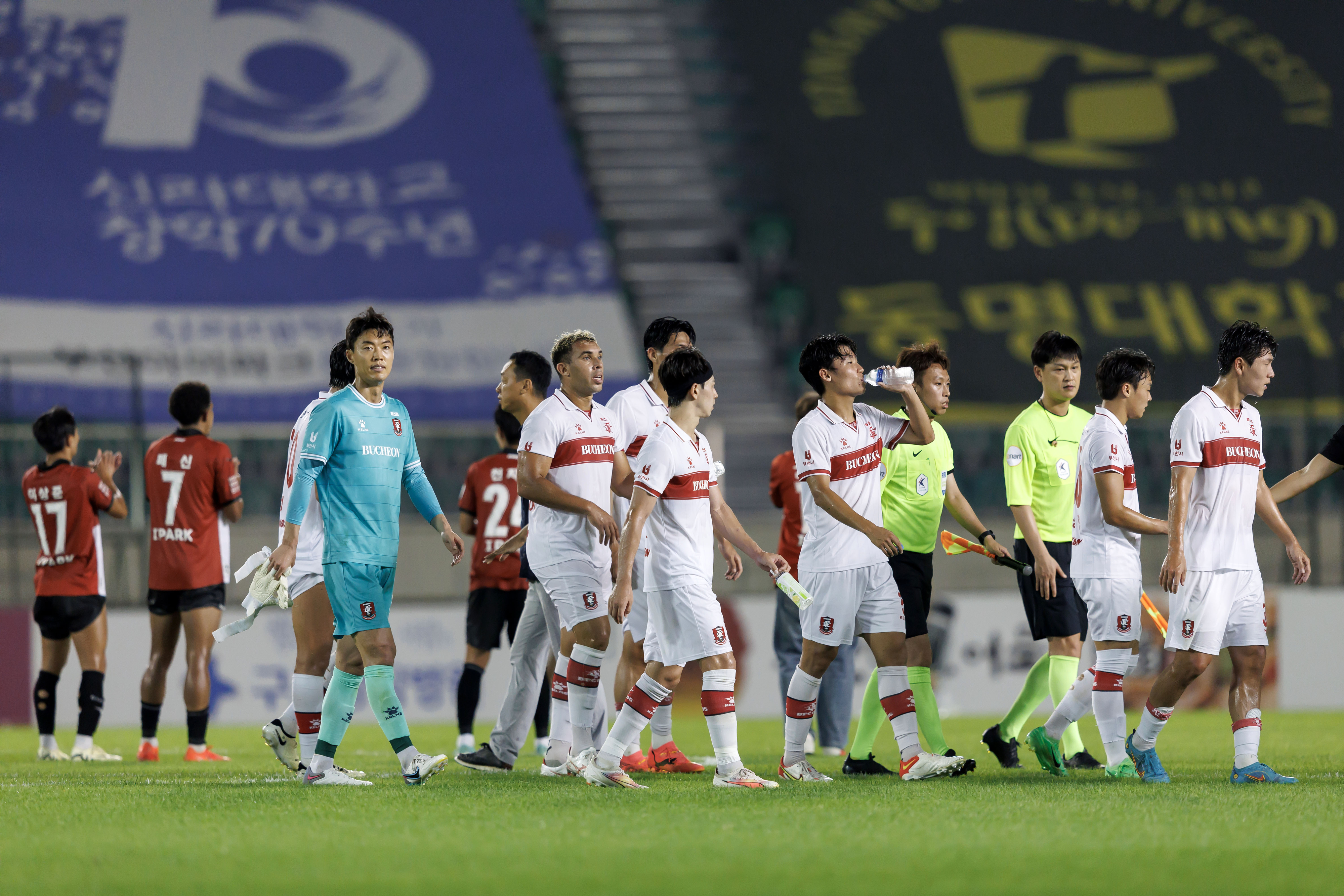 부산 아이파크 선수들이 지난 6일 부산구덕운동장에서 열린 K리그2 21라운드 2024 부천FC와의 홈 경기에서 2-2로 비기고 경기장을 빠져나가고 있다. K리그 제공