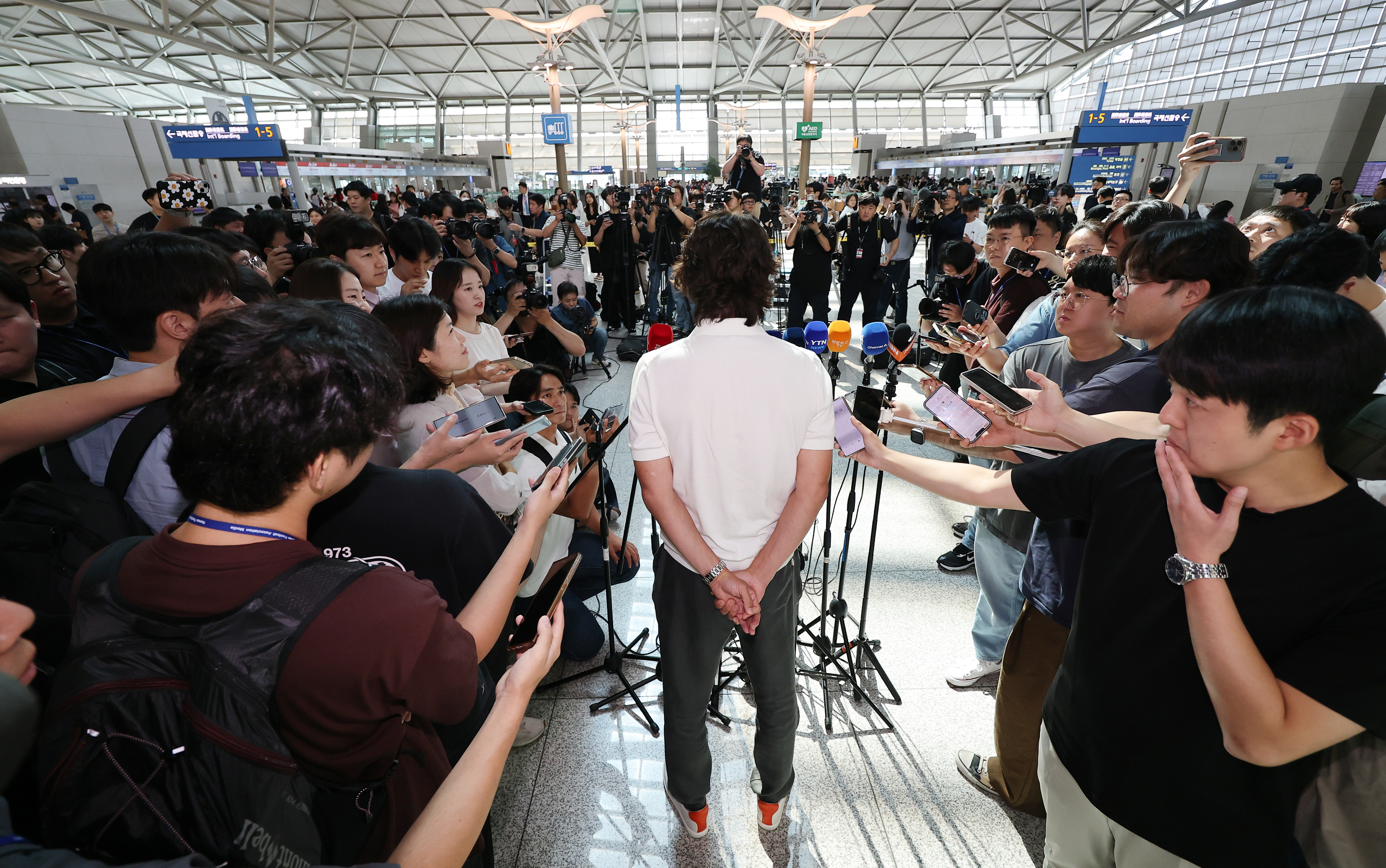 한국 축구대표팀의 새 사령탑으로 선임된 홍명보 감독이 외국인 코칭스태프 선임을 위해 15일 오전 인천국제공항을 통해 출국하기에 앞서 취재진과 인터뷰하고 있다. 2024.7.15 연합뉴스