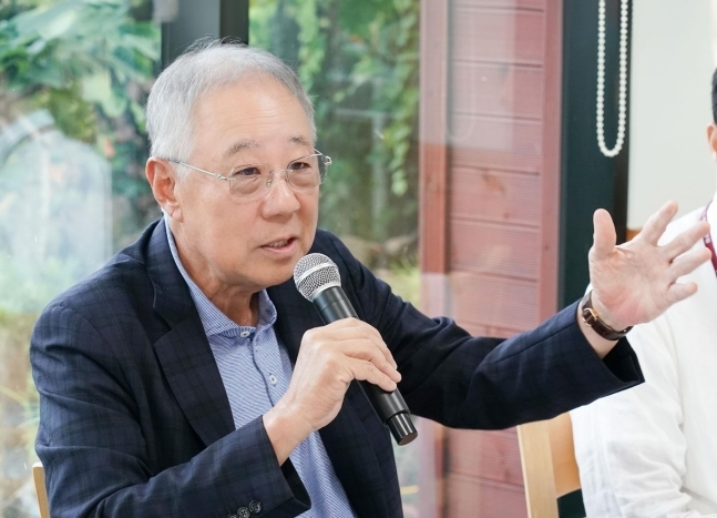 류진 한국경제인협회 회장이 지난 12일 제주 서귀포시의 한 식당에서 기자간담회를 열고 미국 대선 결과가 한국 산업계에 미칠 영향 등에 대한 견해를 밝히고 있다. 한국경제인협회 제공