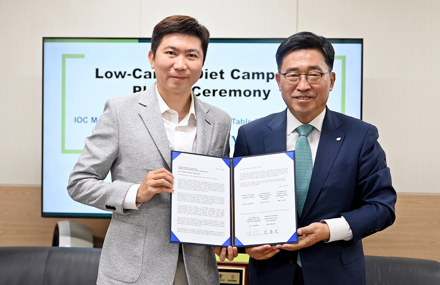 김춘진 한국농수산식품유통공사 사장(오른쪽)과 유승민 IOC위원이 15일 서울 양재동 aT센터에서 토마스 바흐 IOC 위원장에게 ‘저탄소 식생활’ 운동 동참을 요청하는 서신에 공동 서명했다. 한국농수산식품유통공사 제공