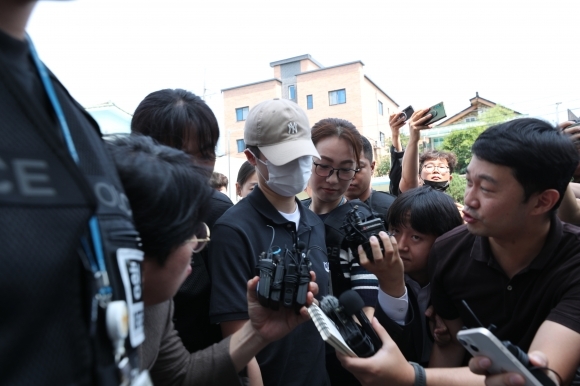 육군 12사단 훈련병 사망사건과 관련해 규정을 위반한 군기훈련(얼차려)을 실시한 혐의로 중대장(대위)이 21일 오전 강원 춘천지방법원에서 열린 구속 전 피의자 심문(영장실질심사)에 출석하기 위해 법정으로 향하고 있다. 2024.6.21 연합뉴스