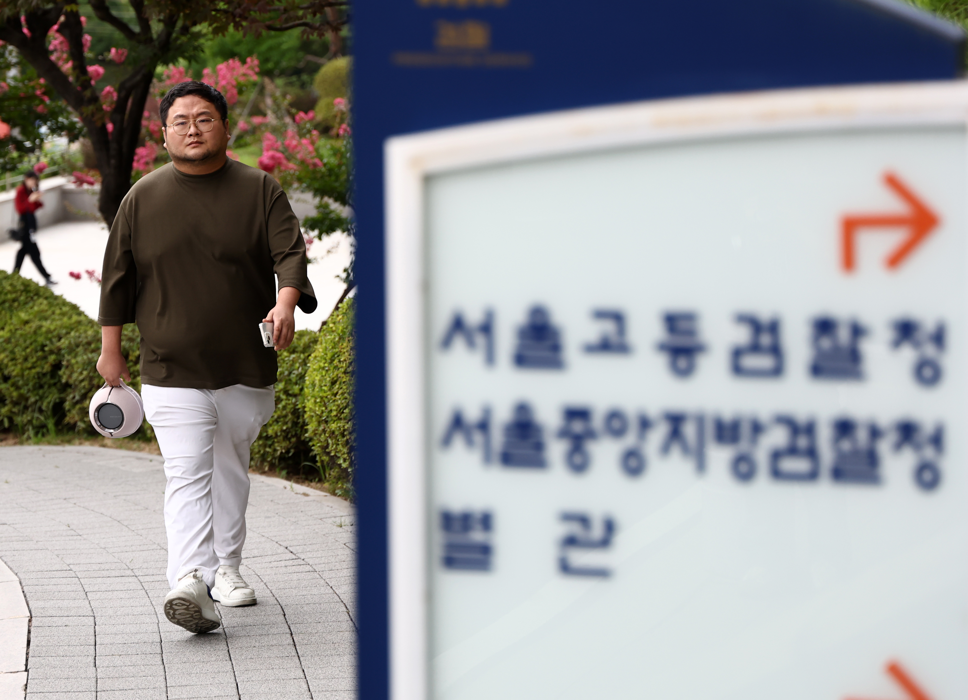 검찰이 유튜버 쯔양의 과거 이력을 폭로하겠다고 협박한 혐의를 받은 유튜버들에 대한 수사에 착수한 가운데 당사자 중 하나인 유튜버 구제역(이준희)이 15일 오후 서초구 서울중앙지검으로 자진 출석하고 있다. 2024.7.15 연합뉴스