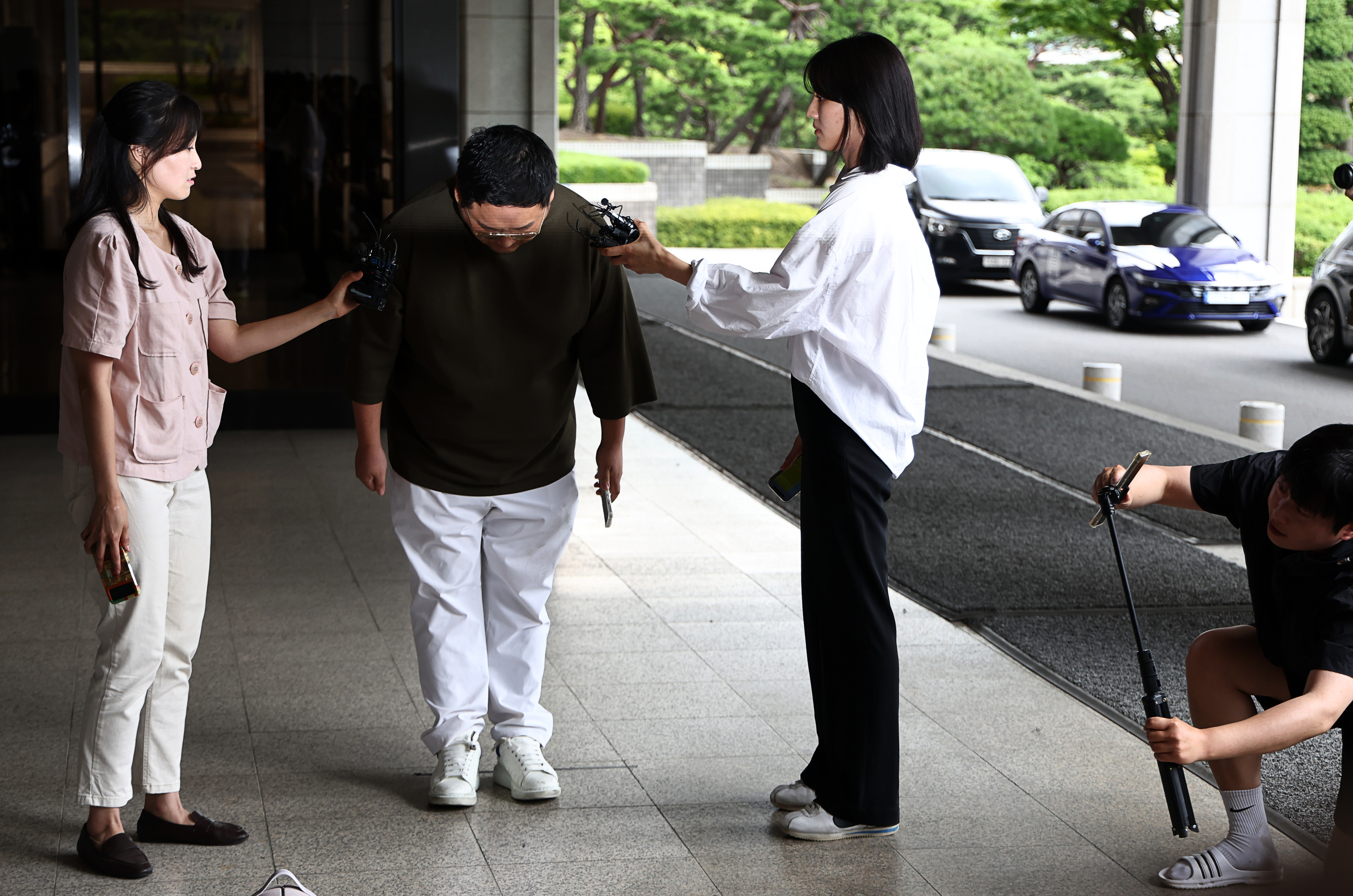 검찰이 유튜버 쯔양의 과거 이력을 폭로하겠다고 협박한 혐의를 받은 유튜버들에 대한 수사에 착수한 가운데 당사자 중 하나인 유튜버 구제역(이준희)이 15일 오후 서초구 서울중앙지검으로 자진 출석해 취재진을 향해 인사하고 있다. 2024.7.15 연합뉴스