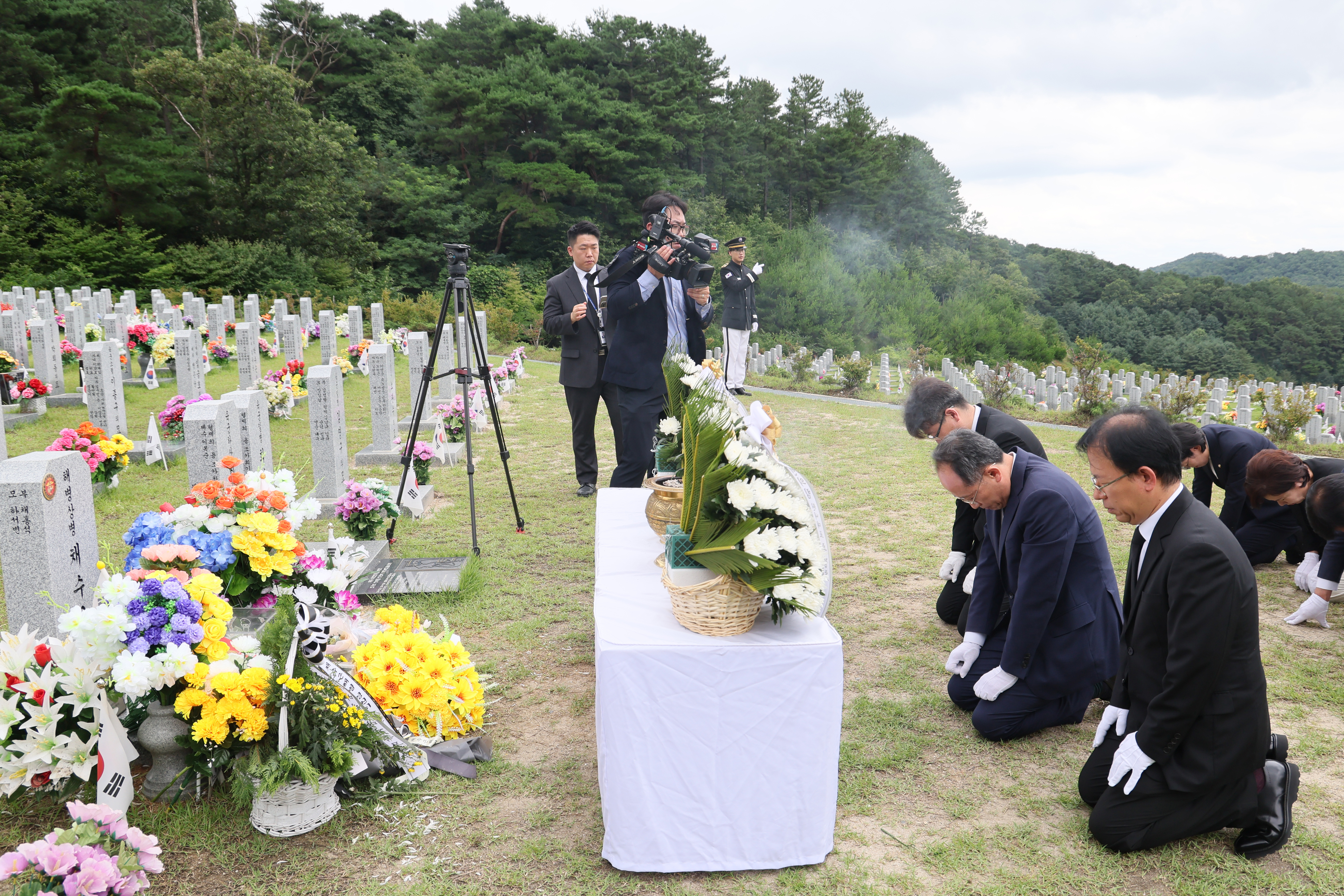 추경호 원내대표, 채상병 묘소 참배