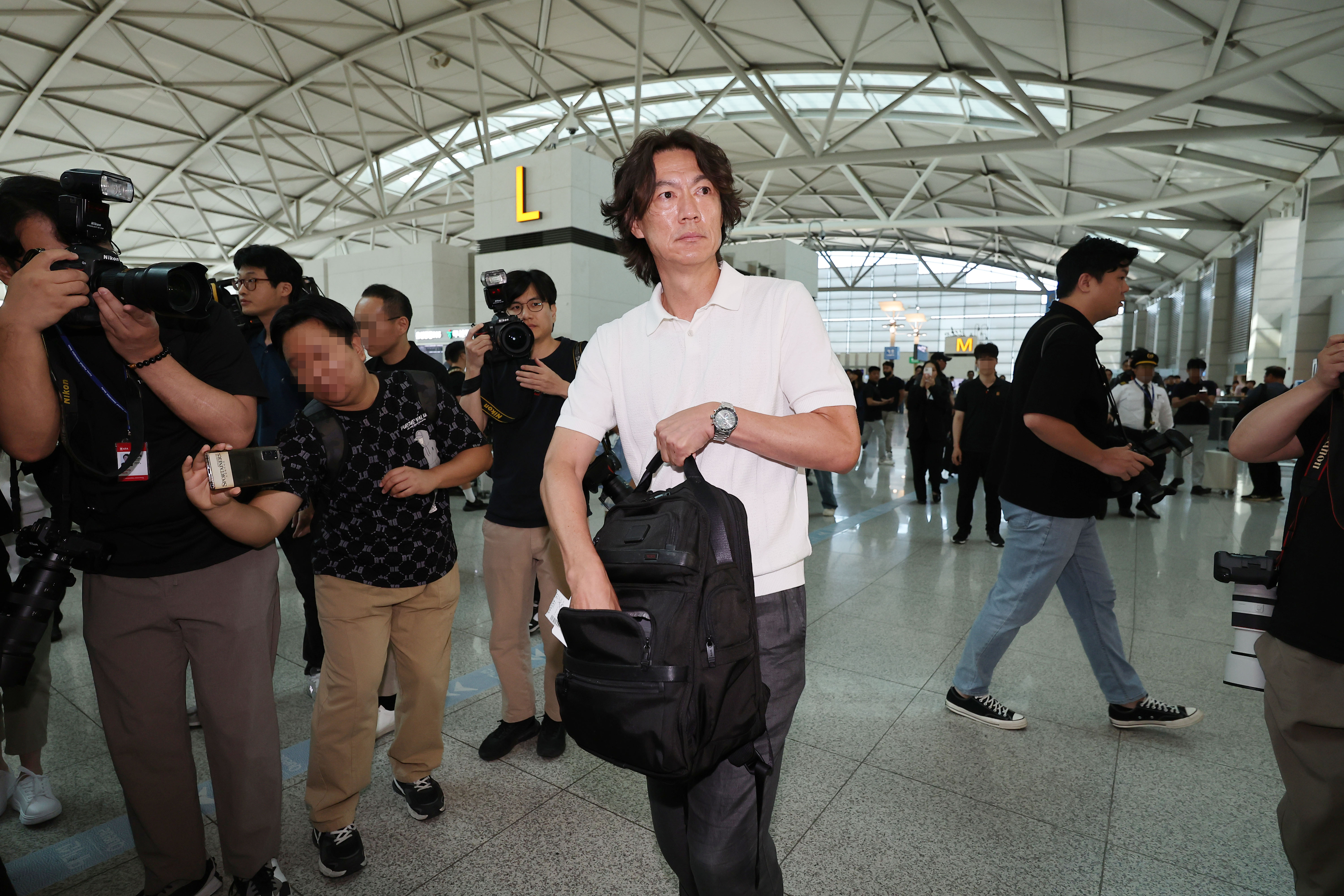 한국 축구대표팀의 새 사령탑으로 선임된 홍명보 감독이 자신을 보좌할 외국인 코칭스태프 선임 관련 업무를 처리하고자 15일 오전 인천국제공항을 통해 출국하고 있다. 2024.7.15 연합뉴스