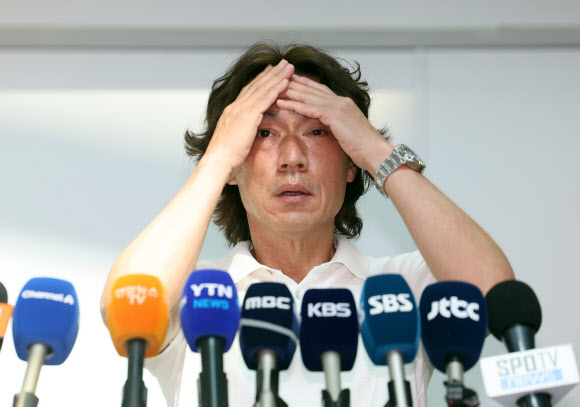 한국 축구대표팀의 새 사령탑으로 선임된 홍명보 감독이 자신을 보좌할 외국인 코칭스태프 선임 관련 업무를 처리하고자 15일 오전 인천국제공항을 통해 출국하기에 앞서 취재진과 인터뷰하고 있다. 2024.7.15 연합뉴스