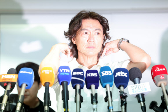 한국 축구대표팀의 새 사령탑으로 선임된 홍명보 감독이 자신을 보좌할 외국인 코칭스태프 선임 관련 업무를 처리하고자 15일 오전 인천국제공항을 통해 출국하기에 앞서 취재진과 인터뷰하고 있다. 2024.7.15 연합뉴스
