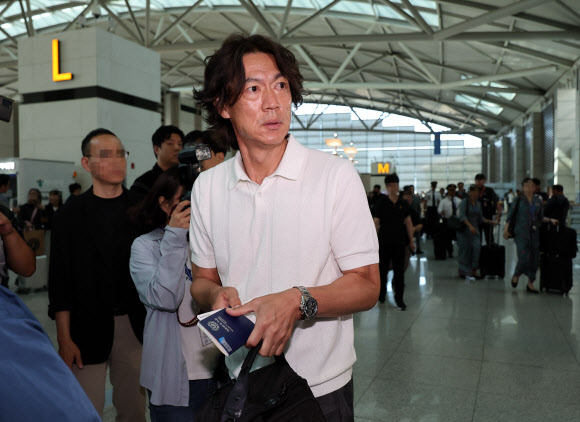 한국 축구대표팀의 새 사령탑으로 선임된 홍명보 감독이 자신을 보좌할 외국인 코칭스태프 선임 관련 업무를 처리하고자 15일 오전 인천국제공항을 통해 출국하고 있다. 2024.7.15 연합뉴스
