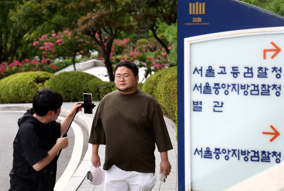 검찰 자진 출석하는 유투버 쯔양 협박 의혹 구제역