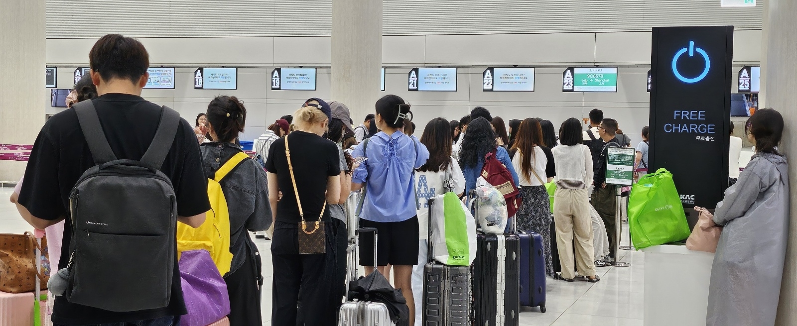 제주국제공항 국제선을 이용해 출국하려는 여행객들이 수속 절차를 밟고 있다. 제주 강동삼 기자