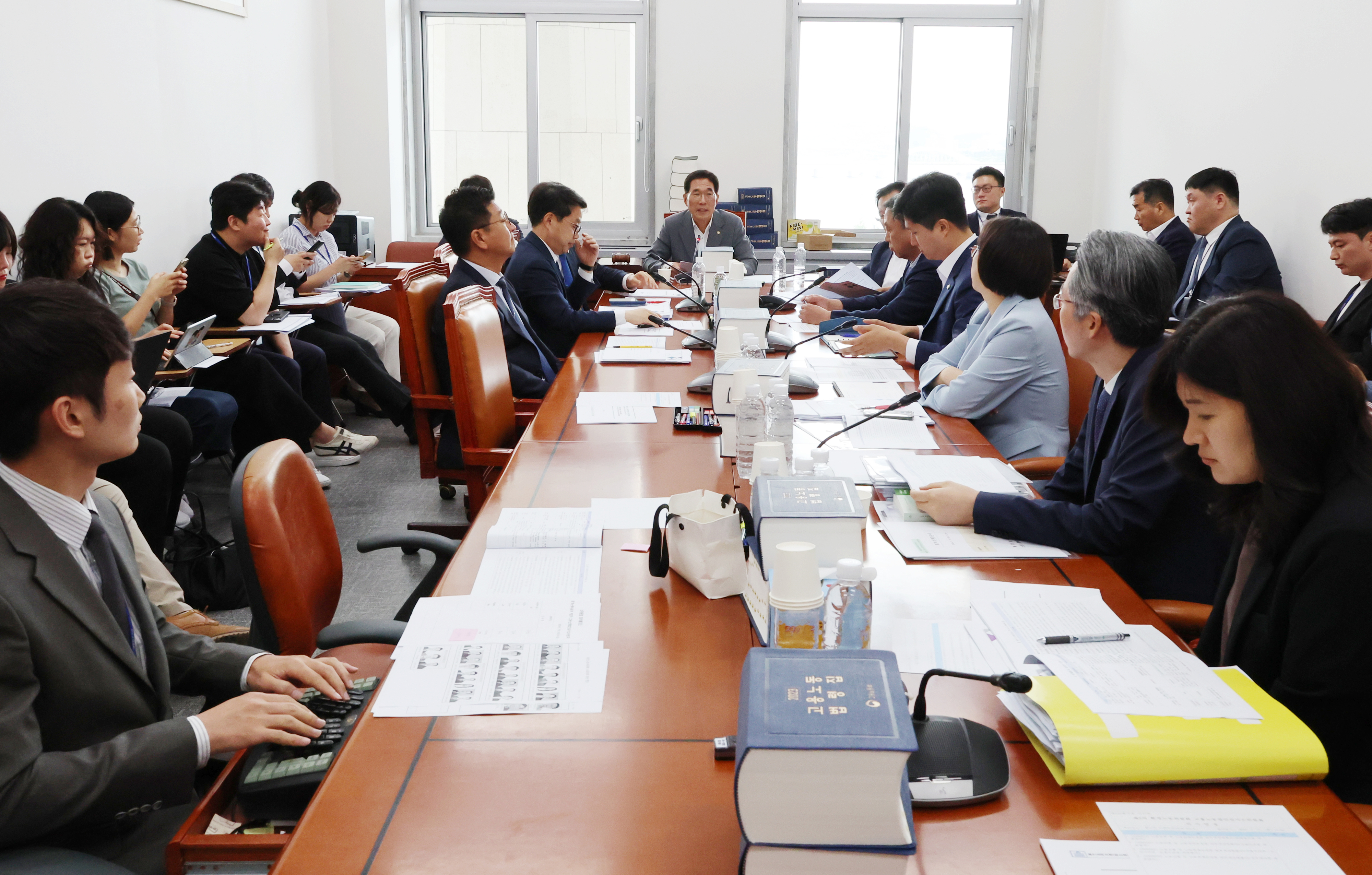 16일 오전 국회 환경노동위원회에서 고용노동법안심사소위원회가 열리고 있다. 이날 소위에서는 더불어민주당이 당론으로 정한 ‘노란봉투법’(노동조합 및 노동관계조정법 개정안)을 의결했다. 2024.7.16 연합뉴스