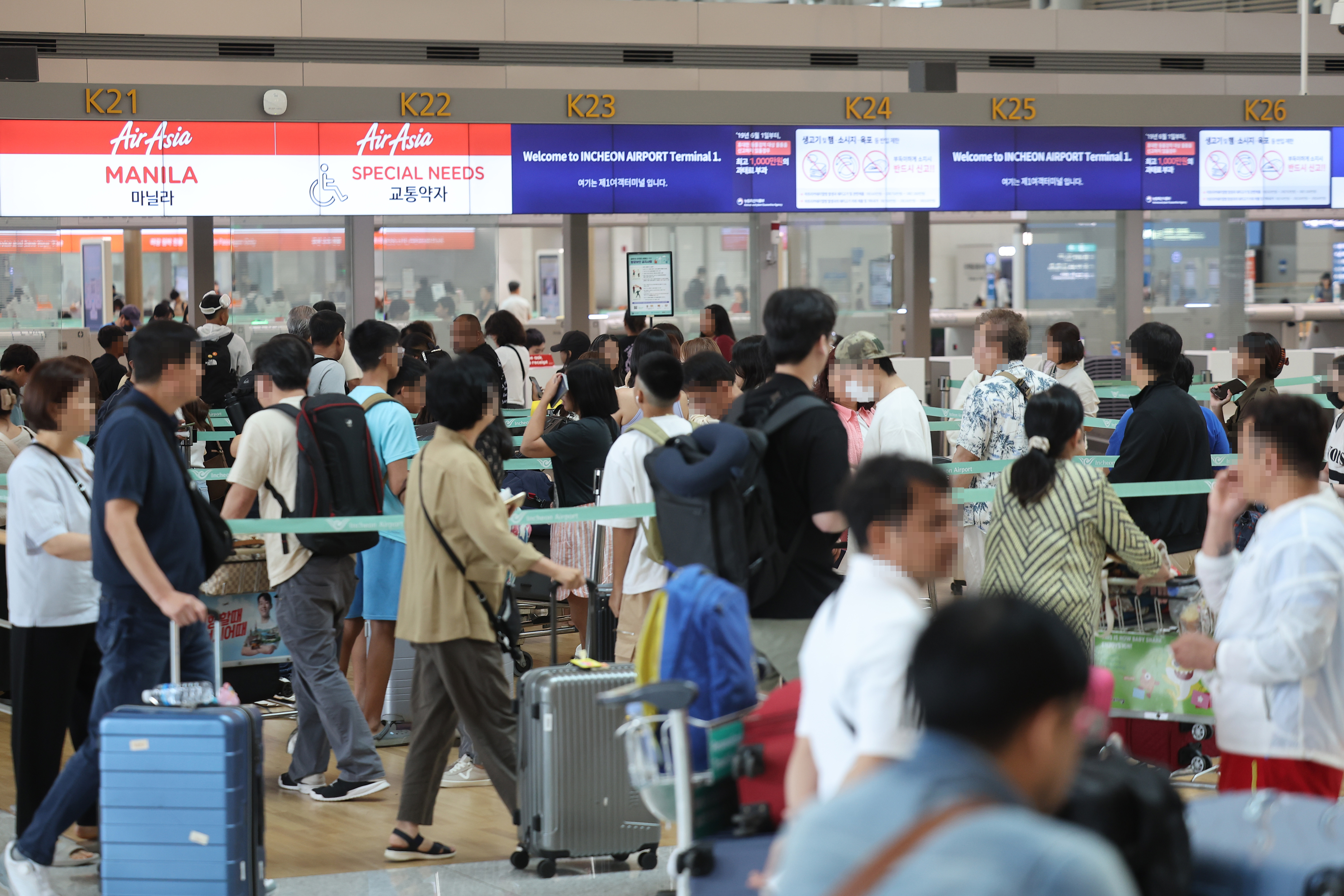 지난 12일 인천국제공항 1터미널에서 여름휴가를 해외로 떠나는 여행객 등이 수속을 위해 이동하고 있다. 연합뉴스