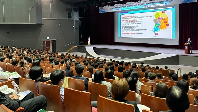 지난 4월 23일 오후 7시 조선대학교에서 열린 광주진학 학부모 아카데미에 수많은 학부모가 참여해 특강을 듣고 있다. 광주시교육청 제공