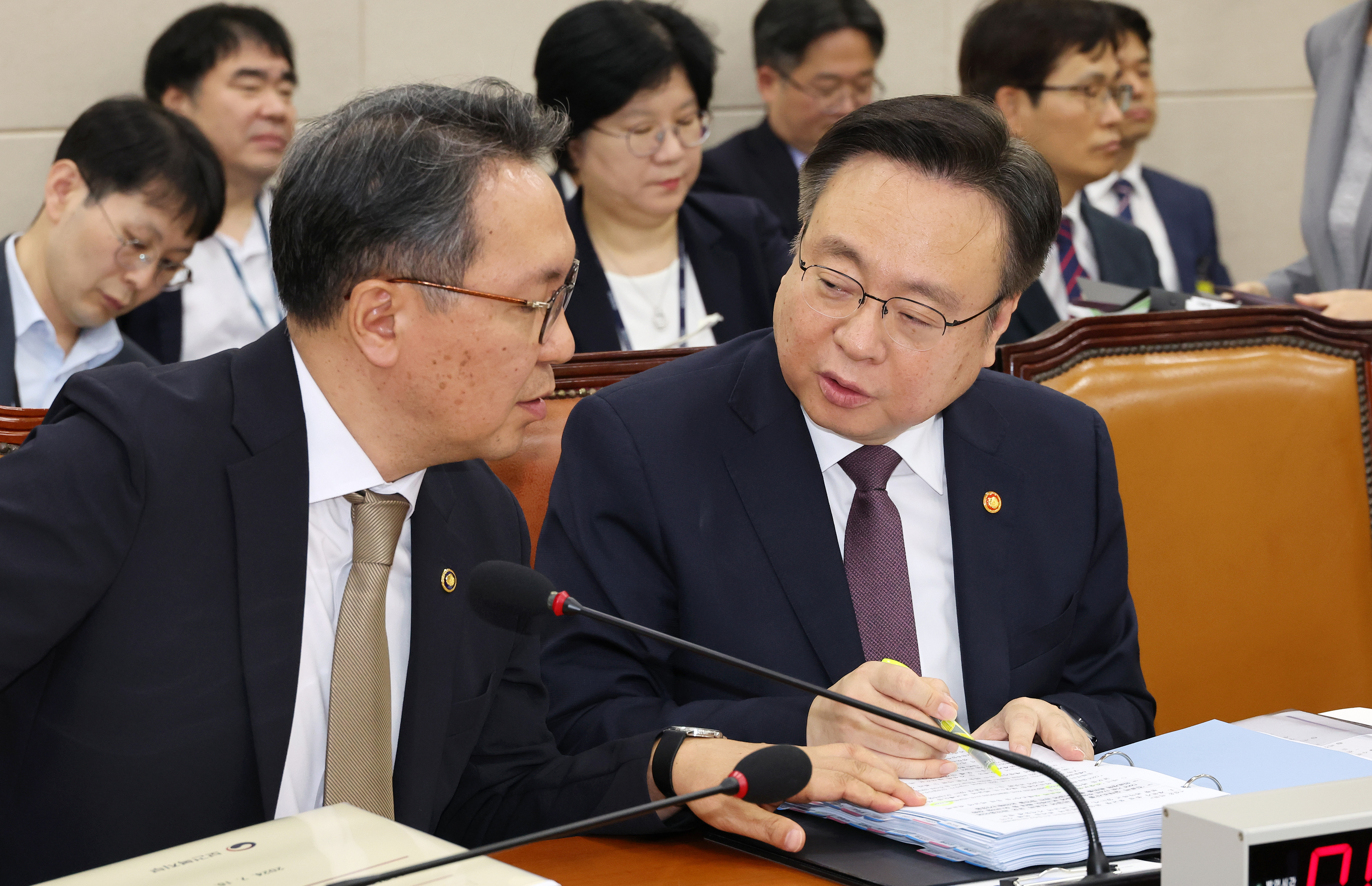 16일 오전 열린 국회 보건복지위원회 전체회의에서 조규홍 보건복지부 장관과 박민수 2차관(왼쪽)이 대화하고 있다. 연합뉴스