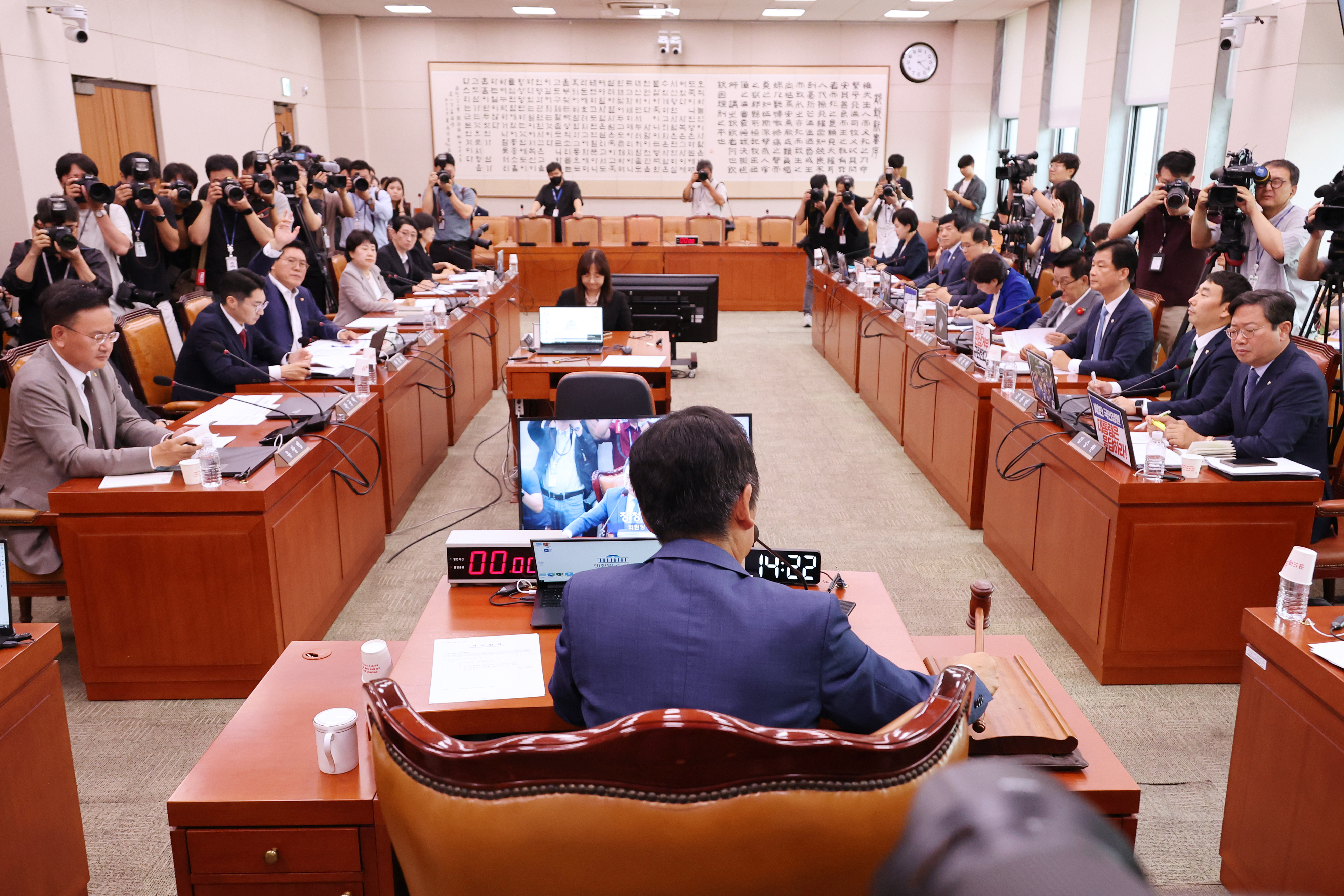 정청래 국회 법제사법위원장이 16일 오후 국회 법사위 전체회의에서 ‘윤석열 대통령 탄핵 국민청원’ 청문회 증인 추가 출석 요구의 건을 상정하고 있다. 2024.7.16 연합뉴스