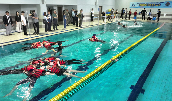 16일 오전 제주 서귀포시 강정동 제주해군기지 내 김영관센터 수영장에서 강정초 학생들이 해군 SSU대원들로부터 생존수영 교육을 받고 있다. 이 교육은 서귀포시교육지원청과 해군 제7기동전단, SSU가 함께 마련했다. 2024.7.16. 연합뉴스