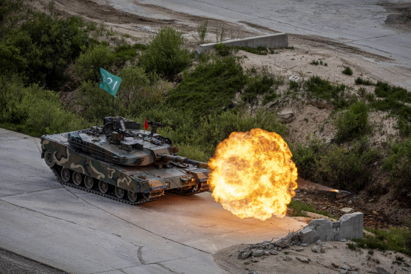 16일 오후 경기도 포천시 승진과학화훈련장에서 실시된 육군 6사단 제병협동사격훈련에서 K1E1 전차가 사격하고 있다. 2024.7.16. 연합뉴스